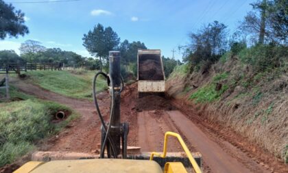 Prefeitura realiza mutirão para consertar estradas