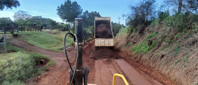 Prefeitura realiza mutirão para consertar estradas