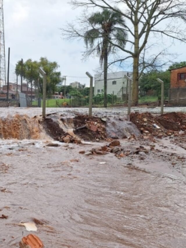 Forte chuva provoca colapso de drenagem pluvial