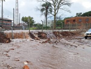 Forte chuva provoca colapso de drenagem pluvial