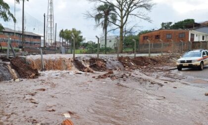 Forte chuva provoca colapso de drenagem pluvial