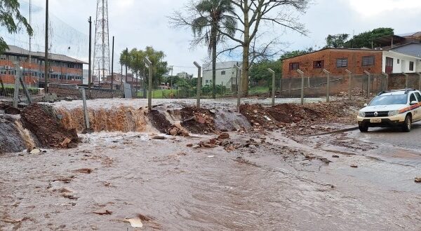 Forte chuva provoca colapso de drenagem pluvial