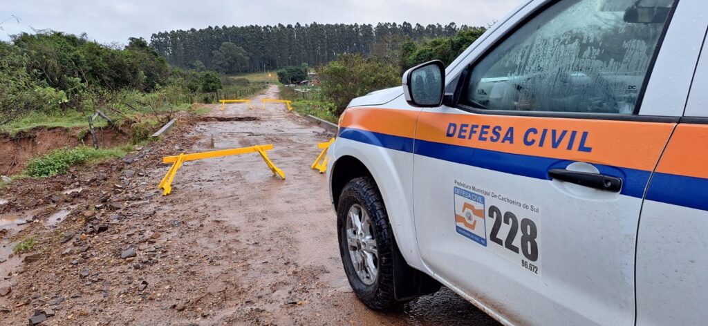 Defesa Civil de Cachoeira do Sul interrompeu ponte na Parada 109 e está de olho nos sistemas pluviais da cidade devido à chuva / Foto: Defesa Civil/Divulgação