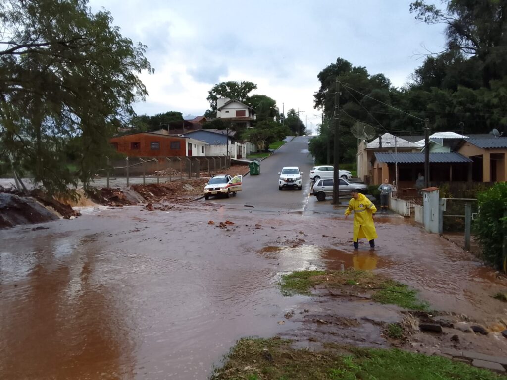 Força da água da chuva torrencial causou transtornos às famílias que acionaram a Defesa Civil / Fotos: Cacau Moraes