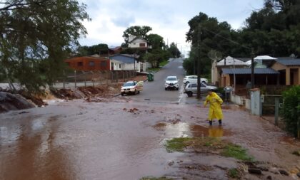 Chuva de 150 mm provoca alagamentos e água invade moradias