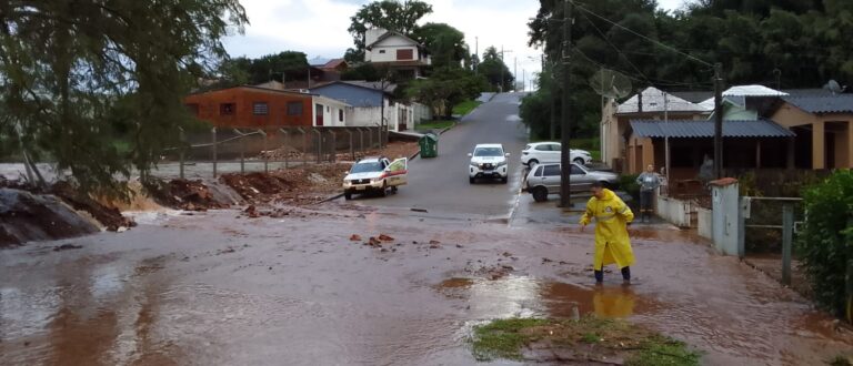 Chuva de 150 mm provoca alagamentos e água invade moradias