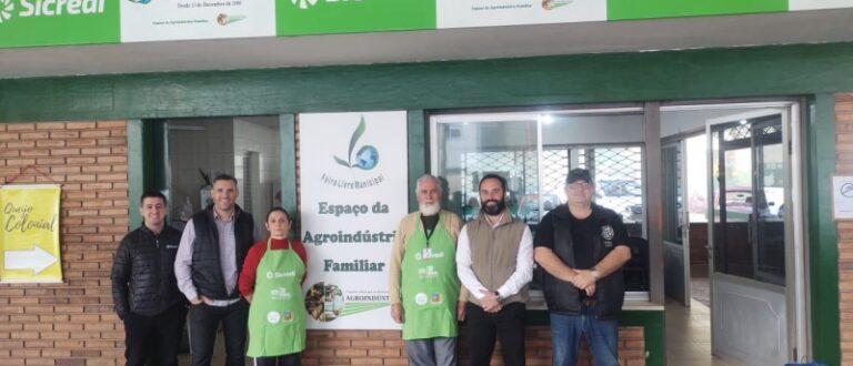 Expositores da Feira Livre com aventais novos doados através da Sicredi