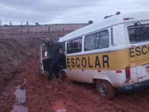 Famílias denunciam descaso com estrada do interior