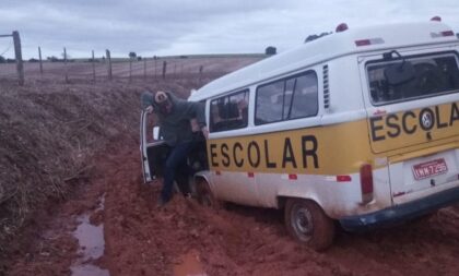 Famílias denunciam descaso com estrada do interior