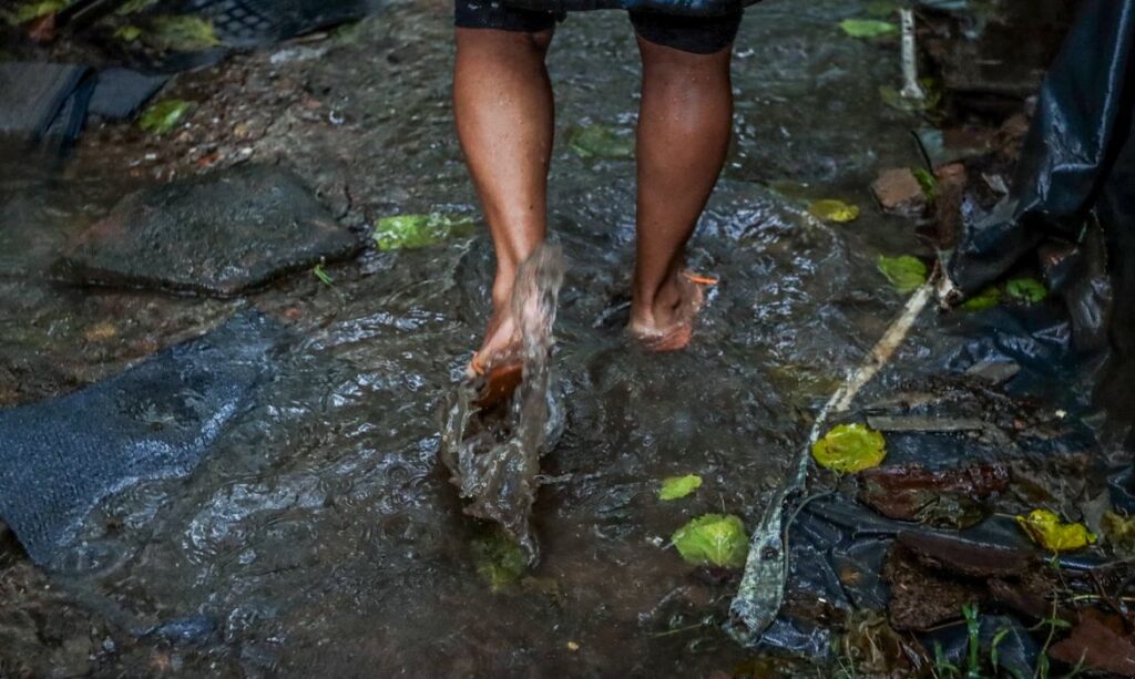 Caminhar por áreas alagadas envolve alto risco de doenças como a leptospirose. Risco de acidentes com animais peçonhentos também cresce no RS / Foto: Rafa Neddermeyer/Ag. Brasil