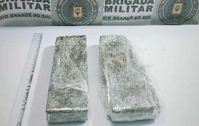 Segundo a Brigada Militar, homem carregava dois tijolos de maconha numa mochila quando foi abordado / Foto: BM/Divulgação