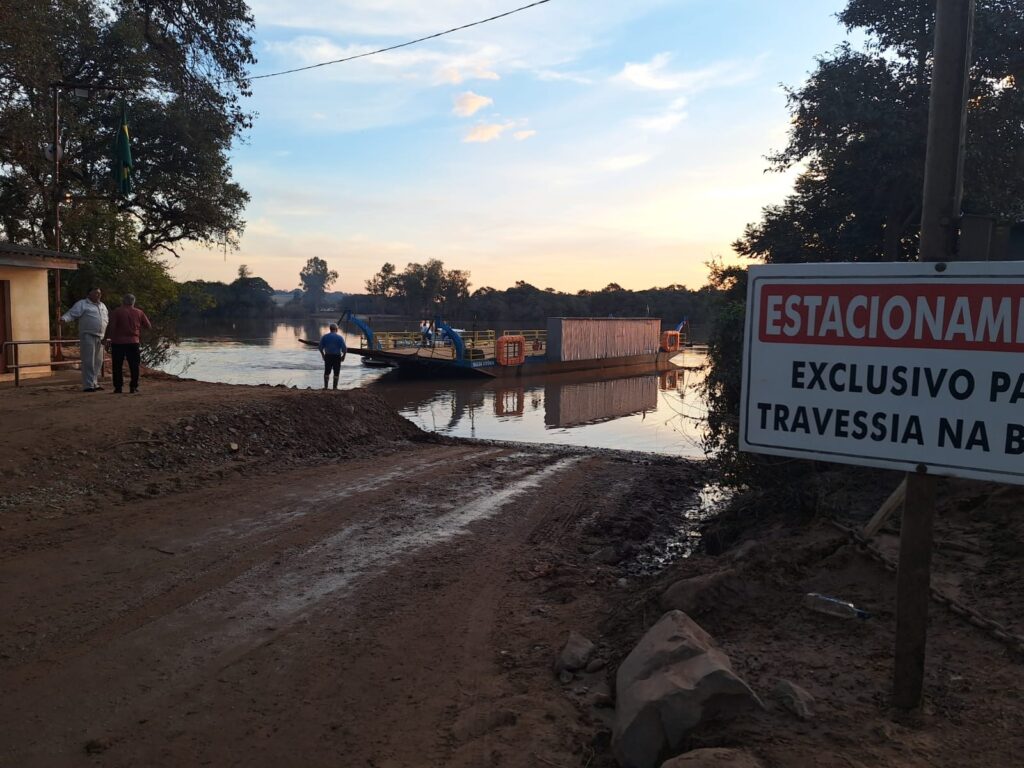 Interrupção do serviço da balsa aconteceu devido à elevação do Rio Jacuí em toda a região / Foto: Milos Silveira