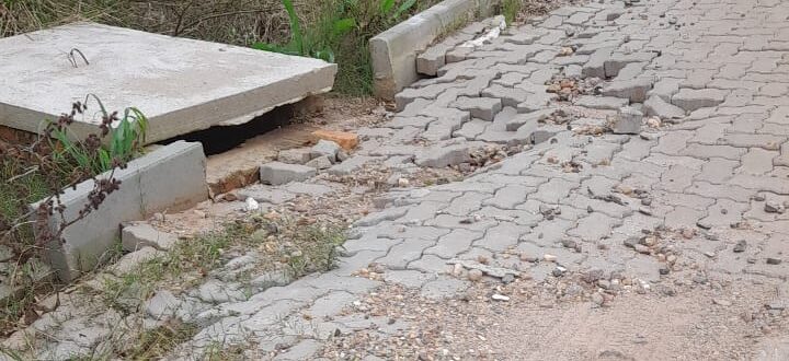 Buracos e bueiros entupidos tomam conta de rua no Santa Helena