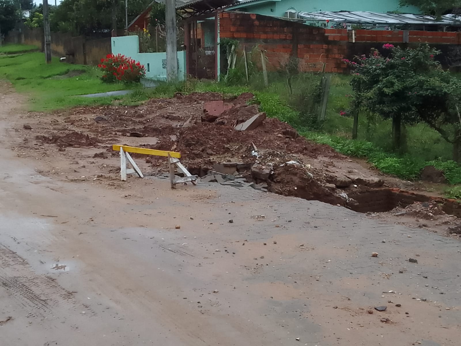 Rua Sebastião Pereira também é cenário de completo abandono