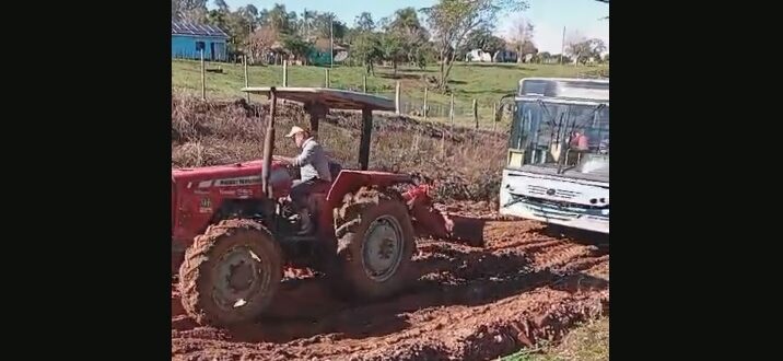 Bosque: ônibus passar? Só com ajuda de trator!