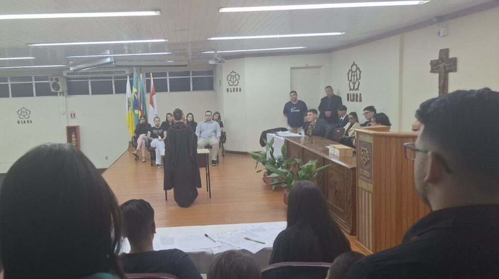 Júri simulado; curso de Direito da Ulbra Cachoeira leva atividade prática ao conhecimento das escolas de Ensino Médio da cidade / Foto: Ulbra/Divulgação