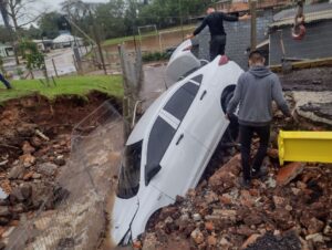 Viatura da Polícia Civil é engolida após galeria se romper com a chuva