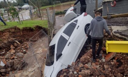 Viatura da Polícia Civil é engolida após galeria se romper com a chuva