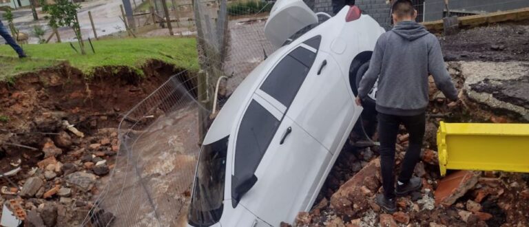 Viatura da Polícia Civil é engolida após galeria se romper com a chuva