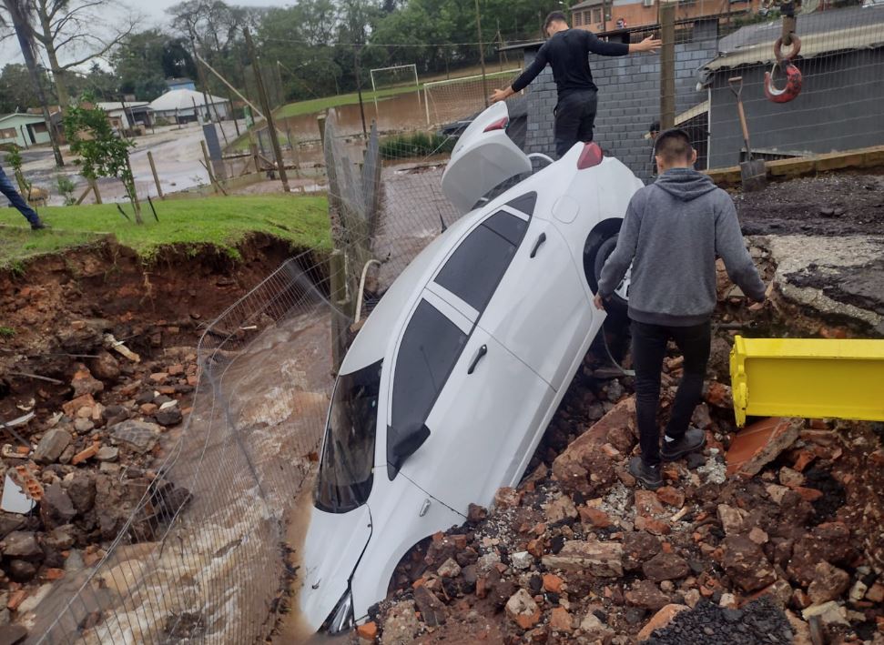 Viatura foi engolida por cratera que se abriu entre os pátios da Polícia Civil e do CFC Guidare, na Rua Isidoro Neves / Fotos: Francis Soares/Rádio Cachoeira