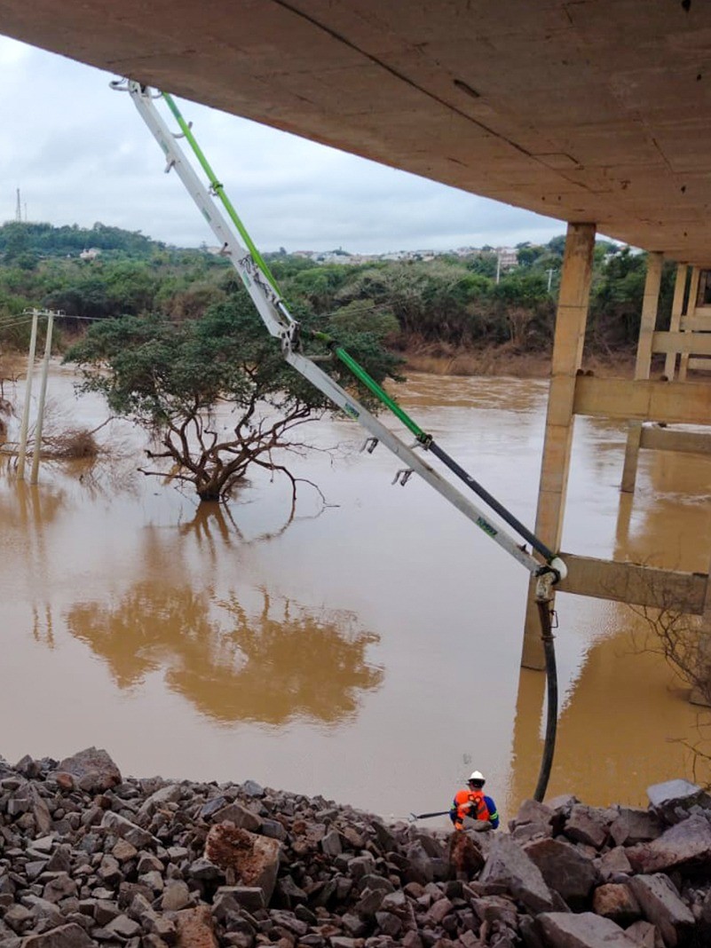 Na ponte sobre o Rio Pardo, os serviços visaram à contenção da cabeceira / Crédito: Divulgação Daer