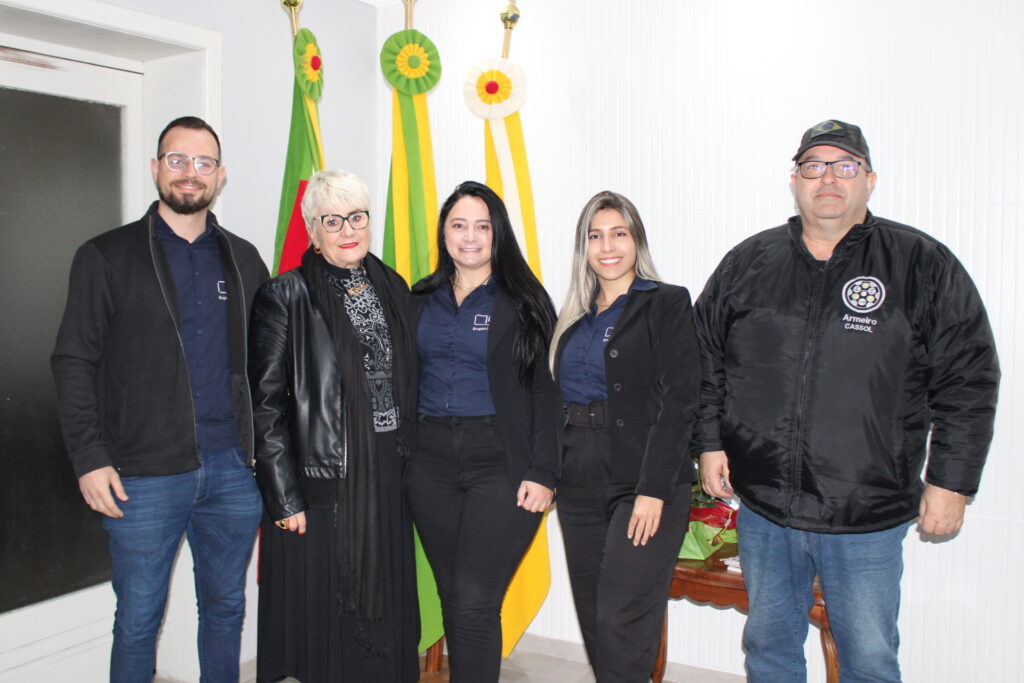 Prefeita Angela Schuh e Secretário de Interior, Alexandre Cassol, com a equipe: Henrique Braga Bastos (Engenheiro Civil), Jéssica Oliveira (Engenheira Civil) e Bianca Friedrich (formanda em Arquitetura e Urbanismo) / Crédito: Ass. Com.