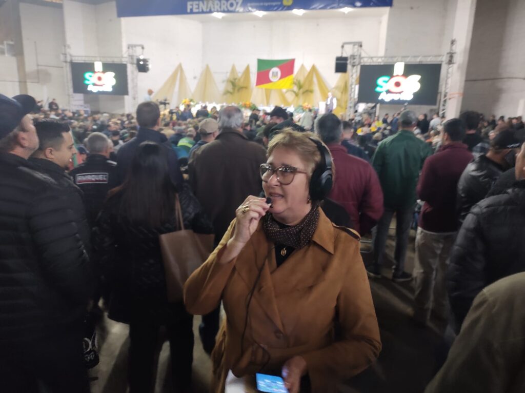 Jornalista Ana Pozzobon realiza cobertura de evento / Crédito: Vale FM 99.1