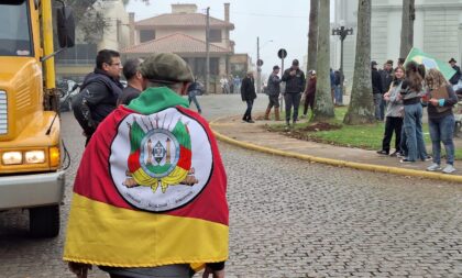 Vídeo: manifestantes chegam até Prefeitura reivindicando melhorias de estradas