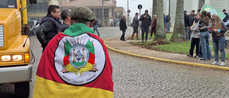 Vídeo: manifestantes chegam até Prefeitura reivindicando melhorias de estradas