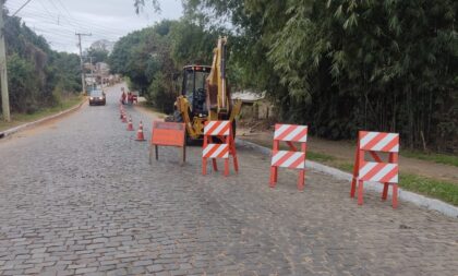 Como iniciou obra para capeamento asfáltico na Conde e Moron