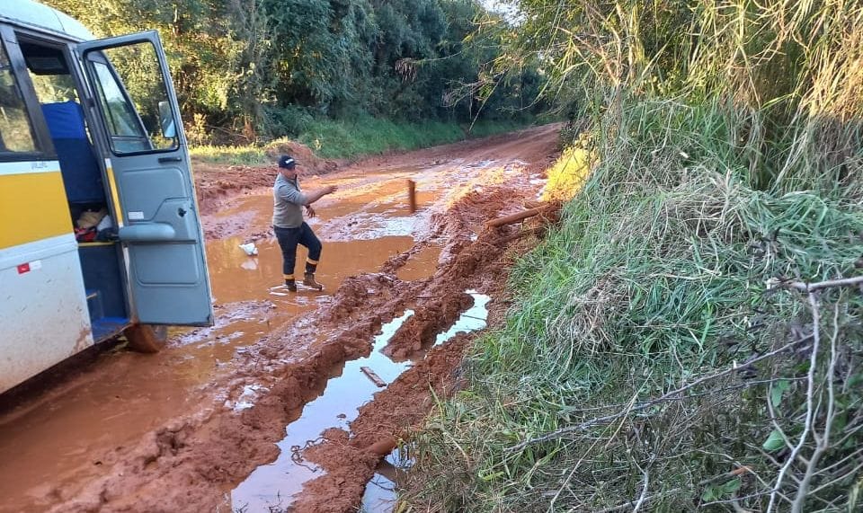 Transporte escolar não consegue trafegar nas estradas do interior, denunciam as famílias. Fotos: Divulgação.