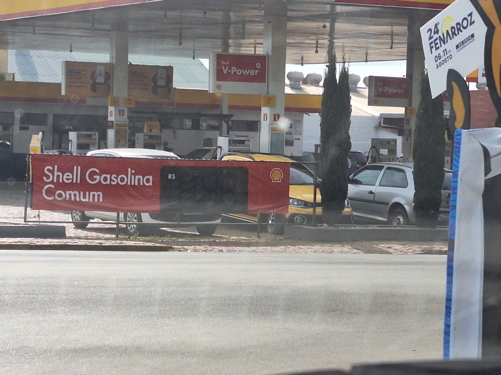 Ainda pela manhã, alguns postos ainda mudavam a divulgação do preço da gasolina ao consumidor