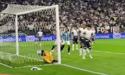 Grêmio quase deixa Z-4, mas fica no empate com Corinthians