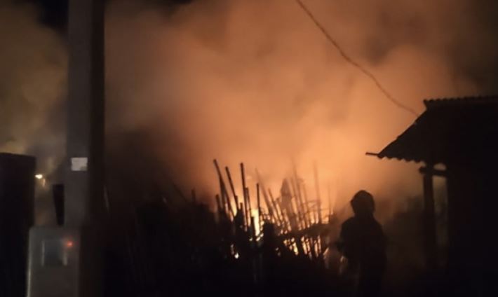 Incêndio no Bairro Funcap: Corpo de Bombeiros atuou para evitar que as chamas se alastrassem / Foto: Divulgação