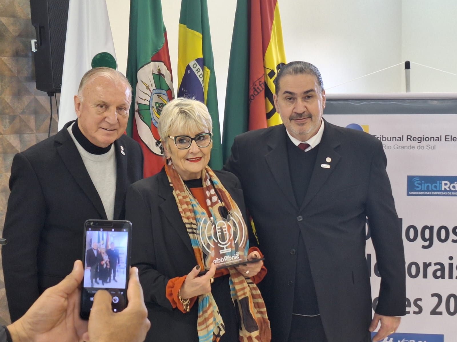 Presidente da Agert, Roberto Cervo Melão, com o vice da entidade, Pedrão Germano, e a prefeita de Cachoeira do Sul, Angela Schuh / Foto: Milos Silveira