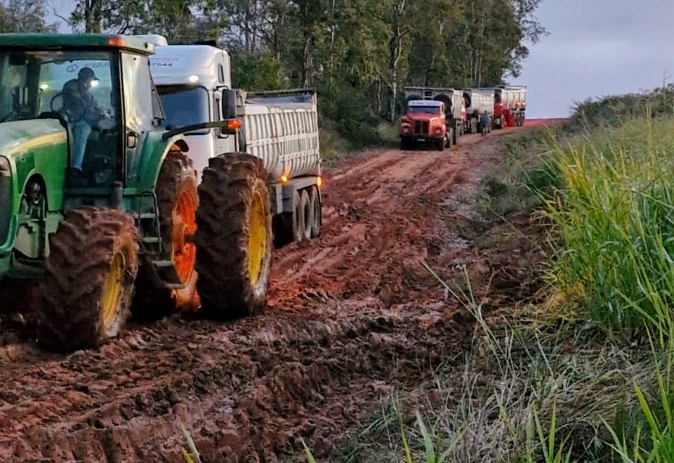 Tratores são usados para puxar caminhões devido às péssimas condições das estradas de todo o interior / Fotos: Divulgação