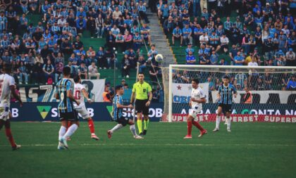 Grêmio leva 2 a 0, vira a chave e mira Libertadores