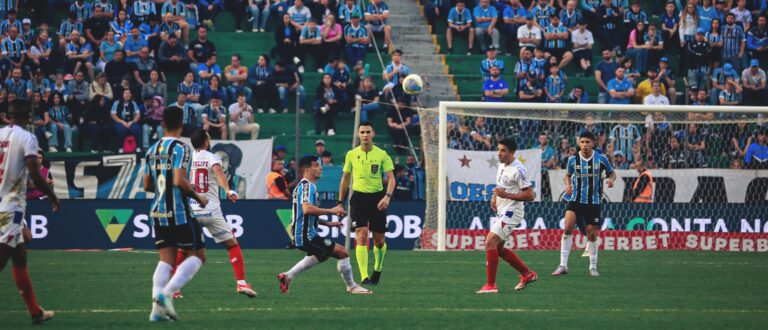 Grêmio leva 2 a 0, vira a chave e mira Libertadores