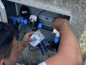 Corsan instala equipamentos para monitorar redes de água em 17 municípios