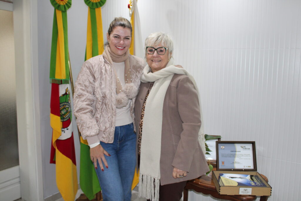 Gabi e a prefeita Angela Schuh, que foi sua professora no Colégio Barão / Crédito: Ass. Com.