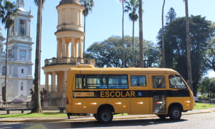 Cadeirantes: Prefeitura recebe ônibus escolar adaptado