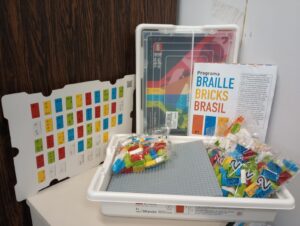 SMEd recebe kits LEGO Braille Bricks para uso nas escolas