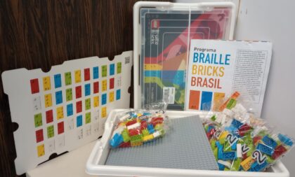 SMEd recebe kits LEGO Braille Bricks para uso nas escolas