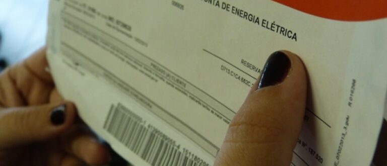 RGE não reajustará luz de consumidores residenciais em 2024