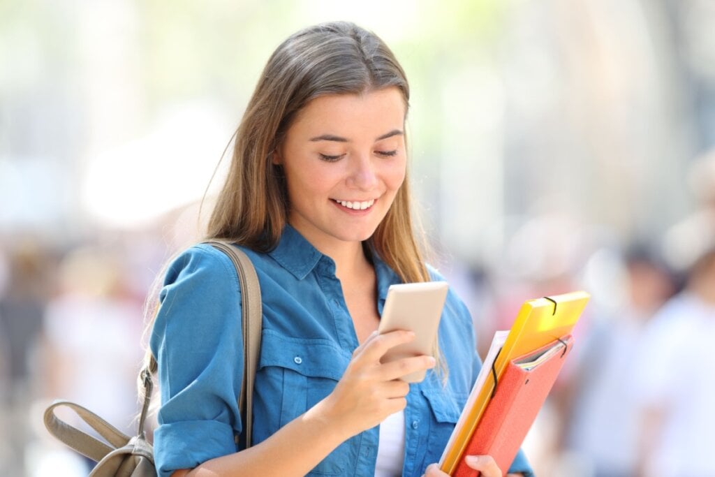 Estudante mexendo no celular