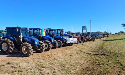 Produtores levam máquinas para a BR-153 em apoio ao SOS Agro