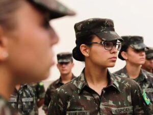 Mulheres vão poder se alistar no serviço militar aos 18 anos