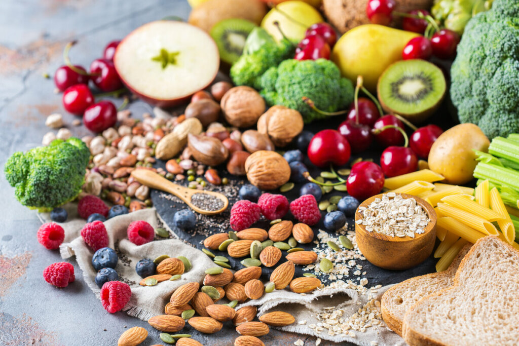 Alimentos ricos em fibras em cima de uma mesa