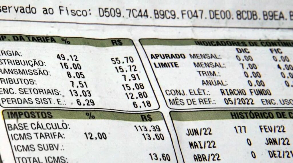 Conta de luz: revisão de cálculo faz\ Aneel reduzir o patamar da bandeira tarifária da conta de luz, que segue vermelha em setembro / Foto: EBC