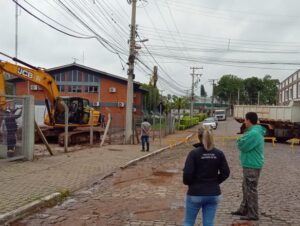 Secretaria de Obras bloqueia trânsito em trecho da Rua Isidoro Neves